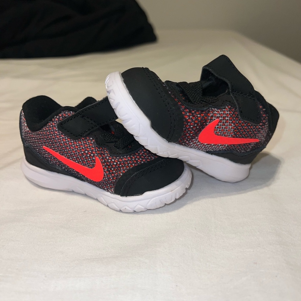 Nike Kids Sneakers Black and Red - Picture 2 of 3